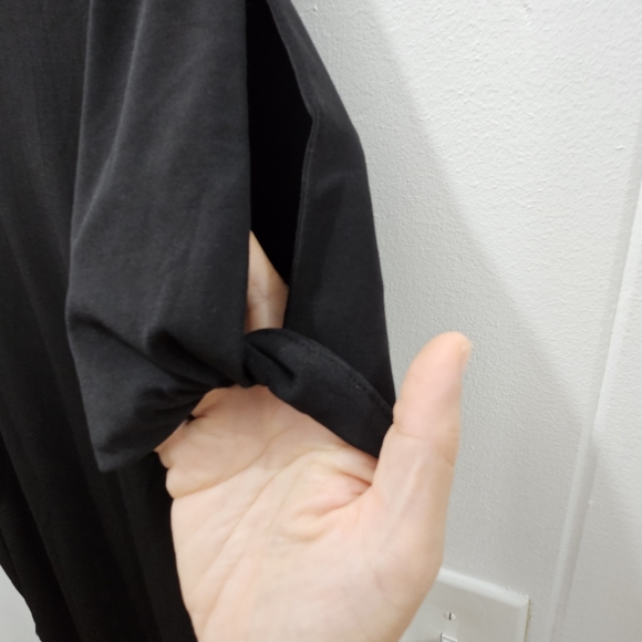 Bundle Of Ann Taylor Cut Out Sleeve/Shoulder Tops in Wine and Black Size Medium - Picture 14 of 15